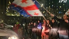 რუსთაველის გამზირზე საპროტესტო აქცია განახლდა - პოლიციამ მათ სიტყვიერი გაფრთხილება მისცა და საფეხმავლო გზის გათავისუფლებისკენ მოუწოდა