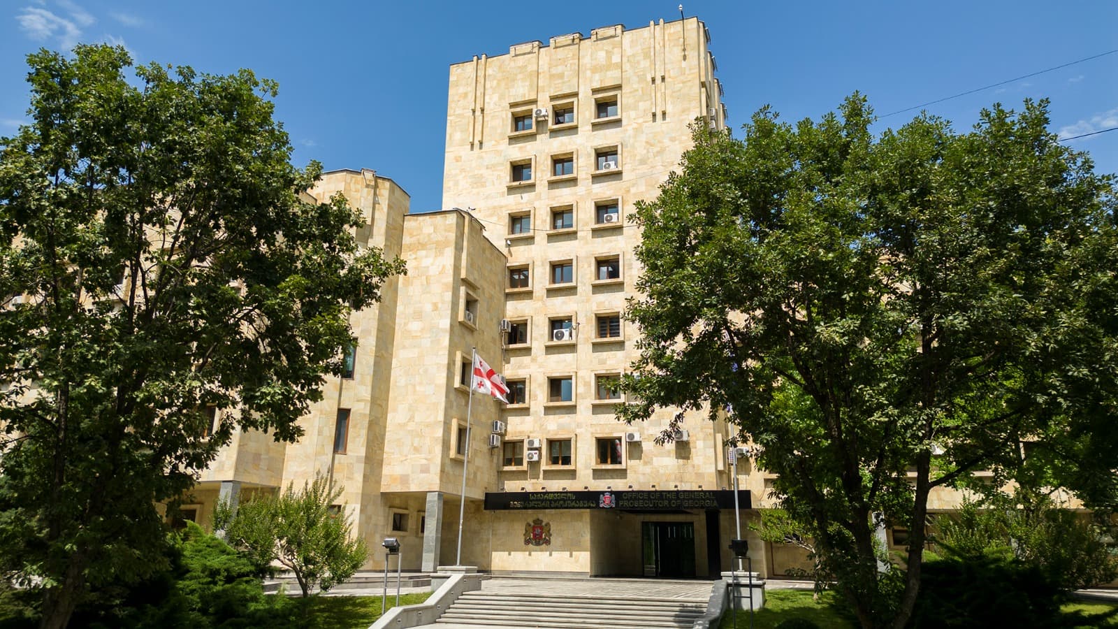 "210 ბოთლი სხვადასხვა დასახელების ფალსიფიცირებული არაყი დაამზადეს" - პროკურატურამ "ალგანის"ოფისში ყალბი არაყის წარმოებისა და გაყიდვის ფაქტზე 3 პირს ბრალდება წარუდგინა