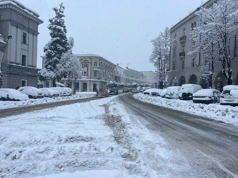 ინტენსიური თოვის გამო, ვაზიანი-გომბორი-თელავის საავტომობილო გზაზე გადაადგილება დაშვებულია მხოლოდ მაღალი გამავლობის ავტომობილებისთვის - თელავში მუნიციპალურმა ტრანსპორტმა მუშაობა შეაჩერა