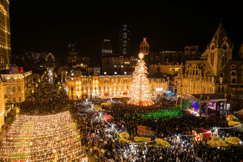 ბათუმში ქალაქის მთავარი ნაძვის ხე საზეიმოდ აინთო