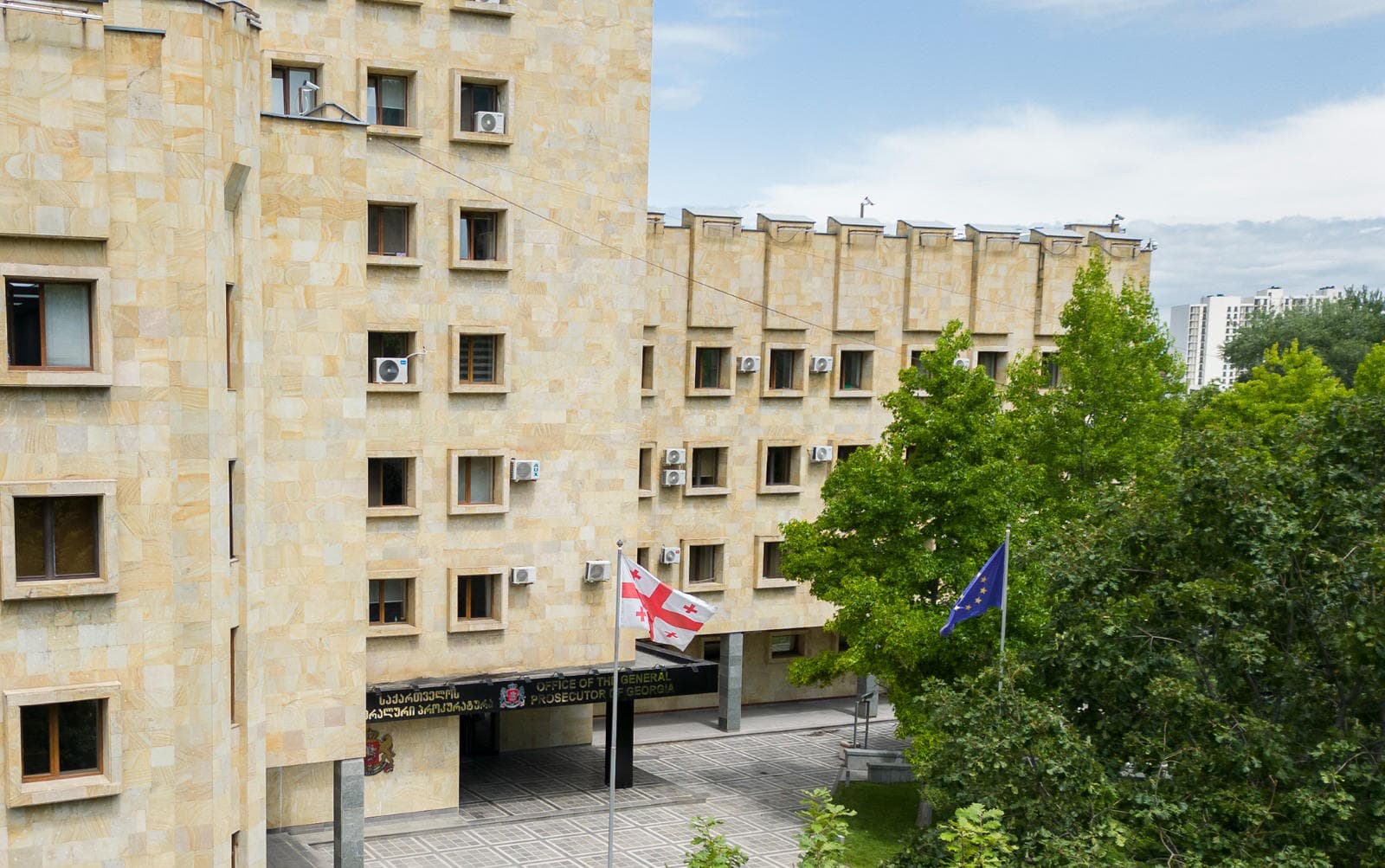 პროკურატურამ დიდი ოდენობით ნარკოტიკული საშუალების, ახალი ფსიქოაქტიური ნივთიერების უკანონო შეძენის, შენახვის და საქართველოში უკანონოდ შემოტანის ფაქტებზე უცხო ქვეყნის ორ მოქალაქეს ბრალდება წარუდგინა