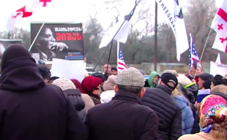 რუსთავის ციხესთან მიხეილ სააკაშვილის მხარდამჭერები აქცია გაიმართა