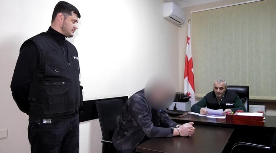 პოლიციამ ბათუმში განზრახ მკვლელობის მცდელობის ბრალდებით ერთი პირი დააკავა