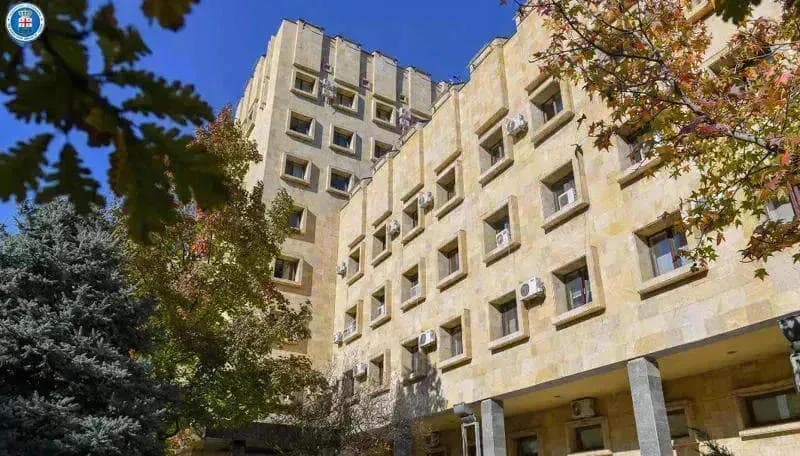 პროკურატურა - ჯგუფურად ჩადენილი ფალსიფიკაციის, სხვისი სასაქონლო ნიშნით ნიშანდებული საქონლისა და ყალბი აქციზური მარკების გასაღების ფაქტზე სამ პირს ბრალდება წარედგინა - მათ 210 ბოთლი სხვადასხვა დასახელების ფალსიფიცირებული არაყი დაამზადეს