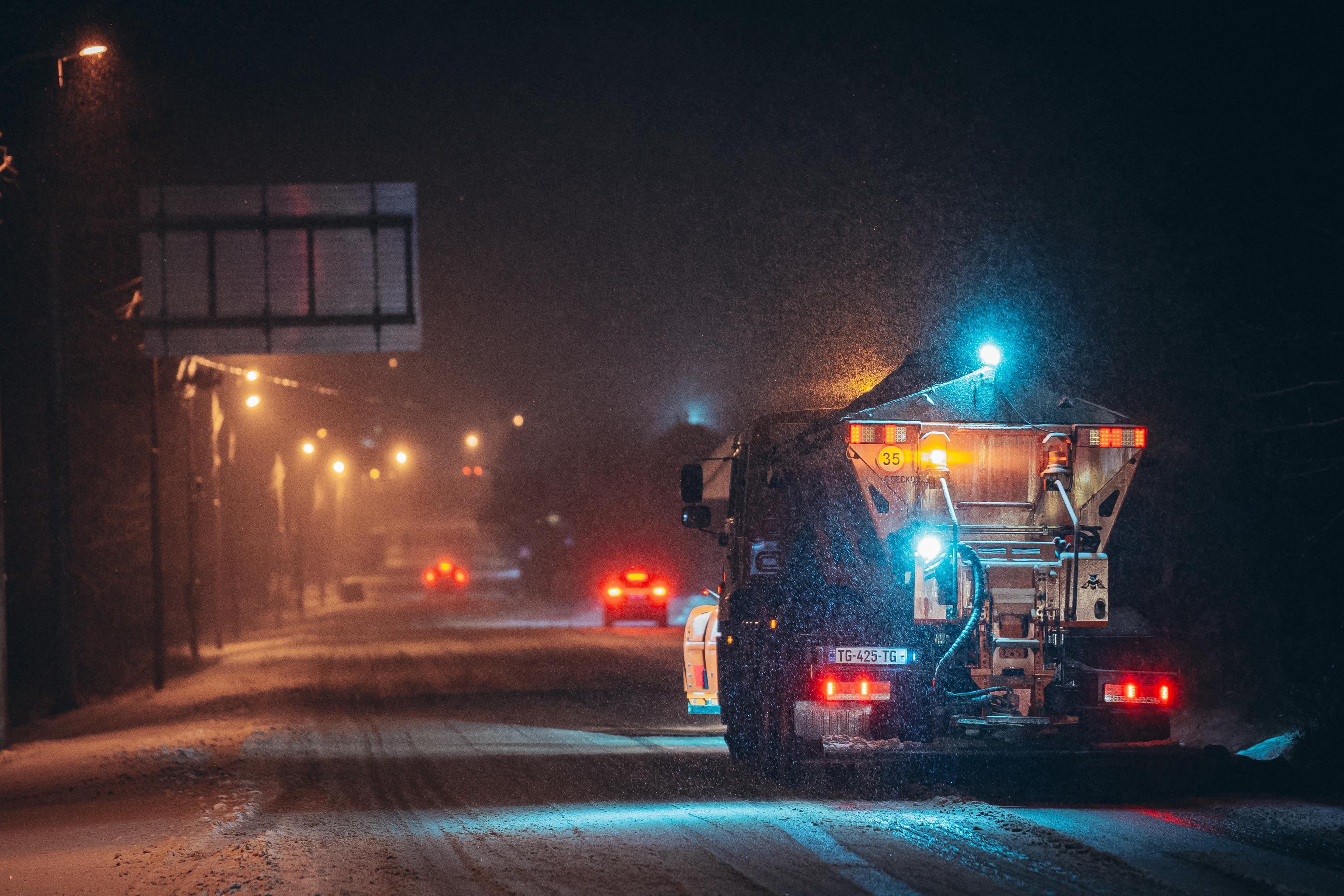 თბილისის მერია - დედაქალაქის ქუჩებში, ასევე, შემოერთებულ ტერიტორიებზე გზები თოვლისგან იწმინდება და ტექნიკური მარილი იყრება