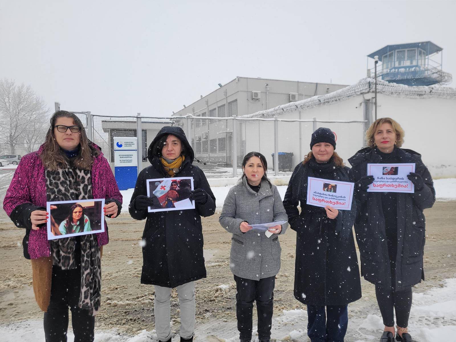 საპროტესტო მოძრაობის - „300 ქალი“- წარმომადგენლებმა რუსთავის ციხესთან აქცია გამართეს და ციხის დირექტორს მიმართეს