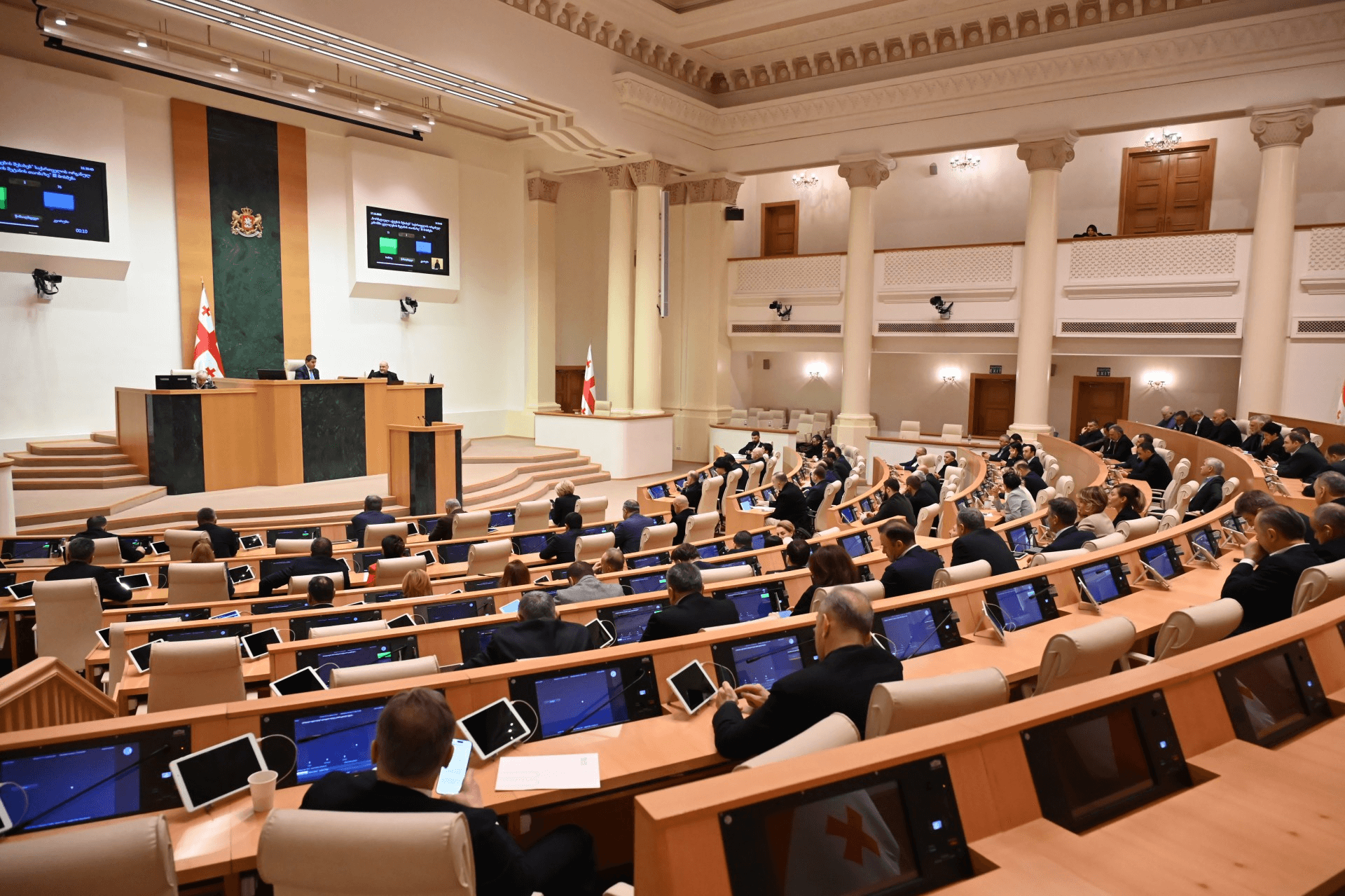 „ქართულმა ოცნებამ“ ემიგრანტების მიერ ხმის მიცემის, ანტიკორუფციული ბიუროსა და სამხრეთ ოსეთის ადმინისტრაციის გაუქმების შესახებ კანონები მიიღო