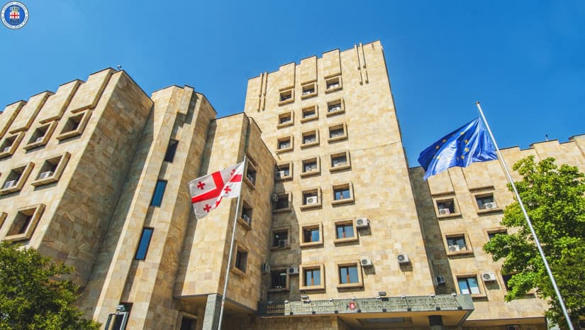 პროკურატურამ ჯგუფურად დიდი ოდენობით თანხის თაღლითურად დაუფლების ფაქტზე ერთ პირს ბრალდება წარუდგინა