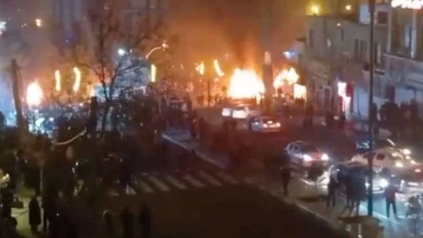 ირანელი დემონსტრანტების თქმით, საავადმყოფოებში "ერთმანეთზე დაყრილი ცხედრები" იხილეს - CNN