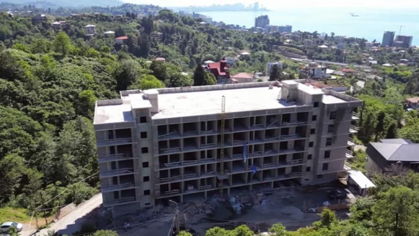 მწვანე კონცხზე „პრემიუმ კლასის“ კორპუსები კანალიზაციის გარეშე შენდება და იყიდება