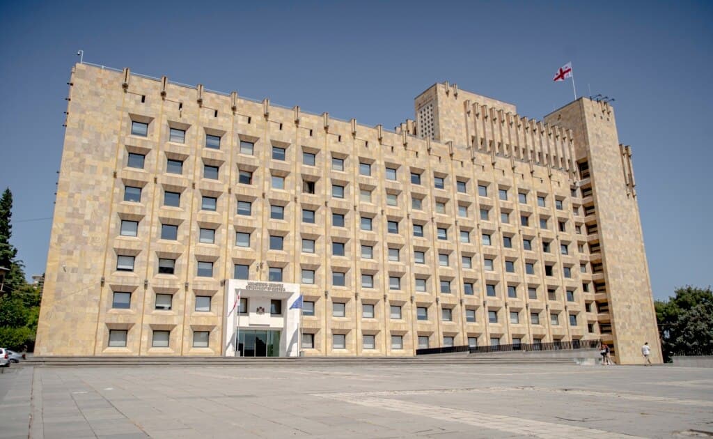 სია: ვის შეუძლია ორ საჯარო სამსახურში ერთდროულად მუშაობა