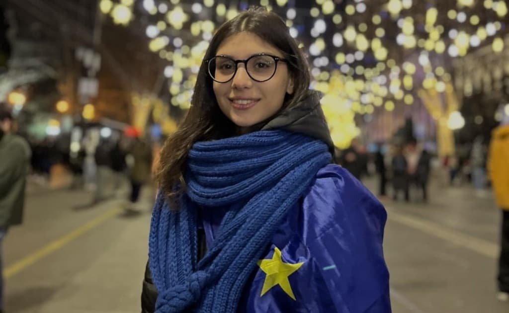 ტროტუარზე დგომის გამო მოქალაქე სასამართლოში დაიბარეს - მას 15 დღემდე პატიმრობა ემუქრება