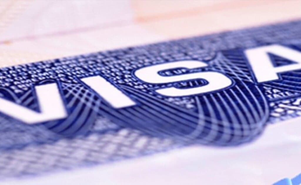 „ვეღარ ჩაიყვანს ოჯახის წევრებს“ - რას ნიშნავს აშშ-ის საიმიგრაციო ვიზების გაცემის შეჩერება და ვის შეეხება?