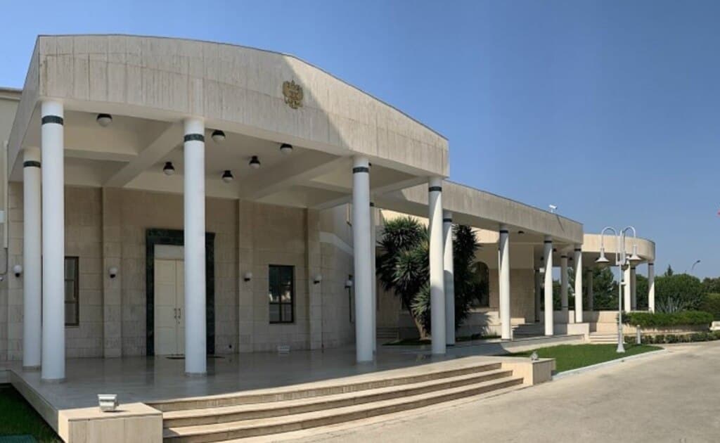 კვიპროსში რუსეთის საელჩოს თანამშრომელი საკუთარ კაბინეტში იპოვეს მკვდარი