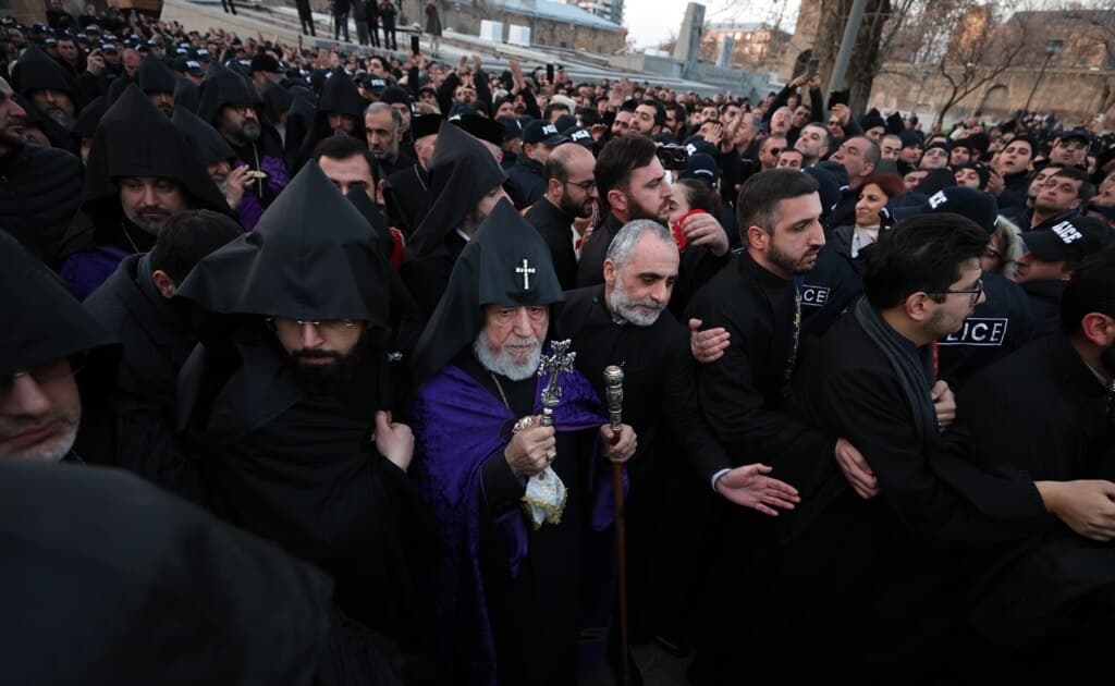 დაძაბულობა იყო სომხეთში, ეჯმიაწინის მონასტერში - 10-მა ეპისკოპოსმა კვლავ მოითხოვა კათალიკოსის გადადგომა