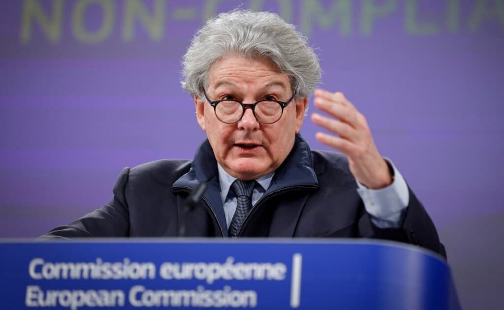 აშშ-ში ჩასვლა აუკრძალეს ყოფილ ევროკომისარს და კიდევ ოთხ ევროპელს