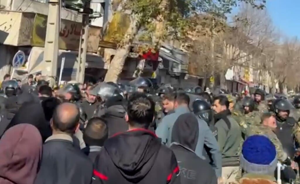 ირანში მასობრივი საპროტესტო გამოსვლებია, ეკონომიკის პრობლემების ფონზე