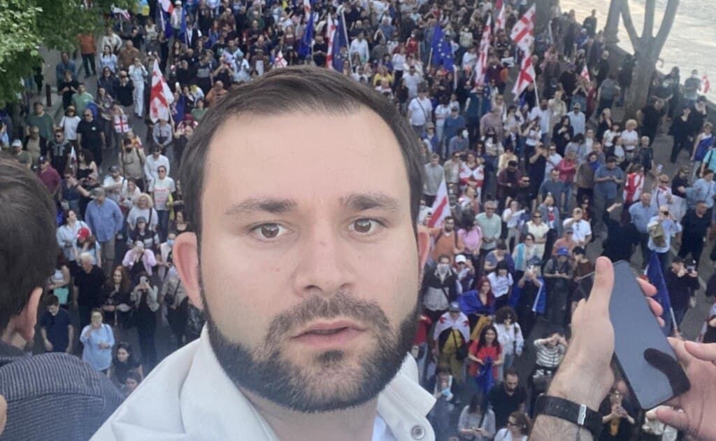 ტროტუარზე პროტესტისთვის შსს-ში დაწყებული სამართალწარმოება მოსამართლემ შეწყვიტა - ამბობს აქტივისტი გიორგი წულაია