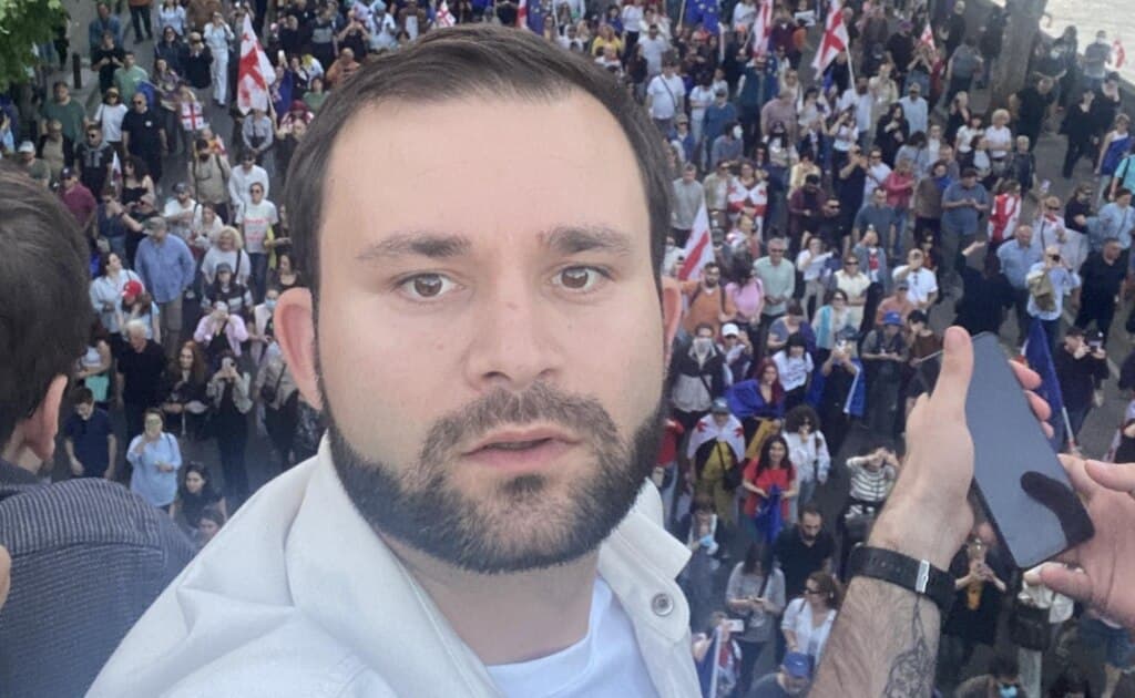 ტროტუარზე პროტესტისთვის მოქალაქეს 1 წლამდე პატიმრობა ემუქრება