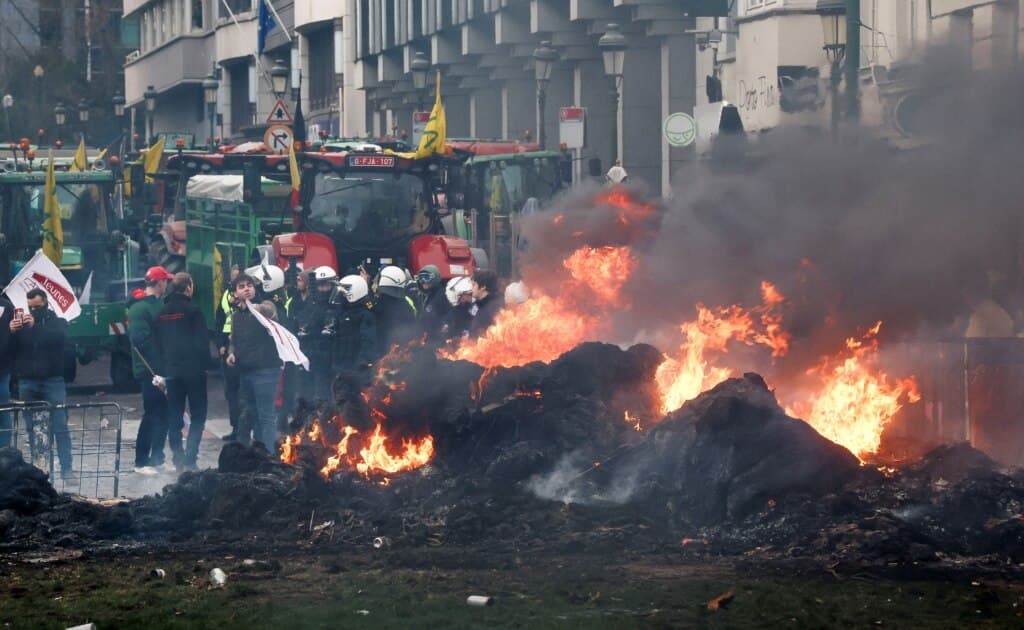 ბრიუსელში ფერმერთა საპროტესტო აქცია მასობრივ არეულობაში გადაიზარდა