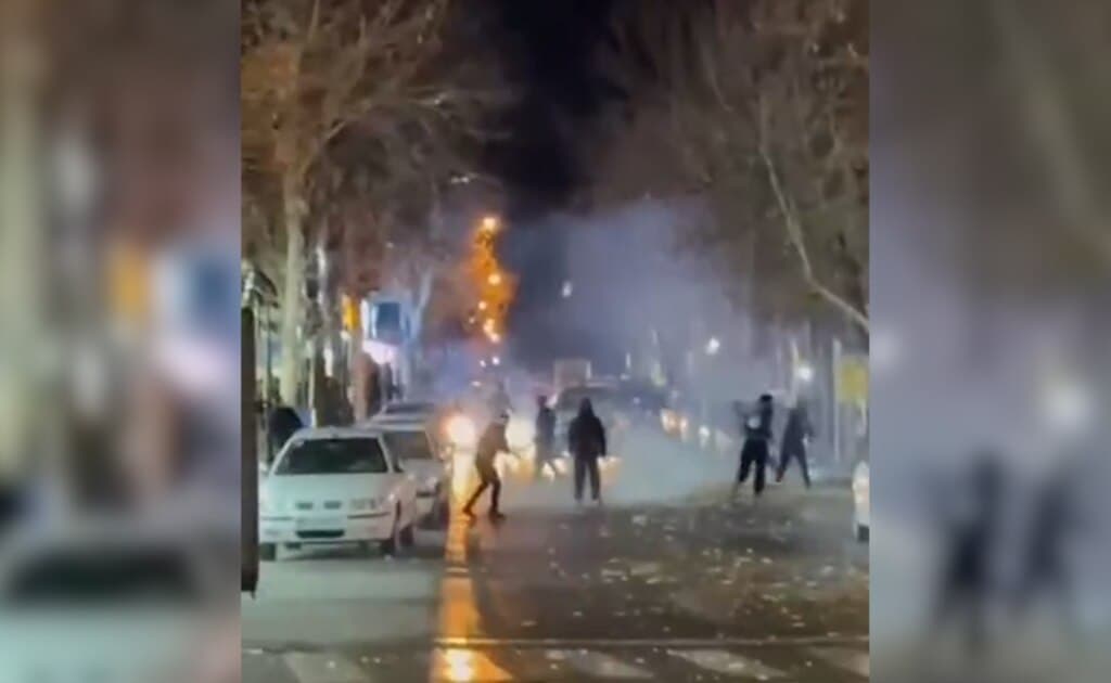 ირანელები ეკონომიკური პრობლემებისა და საპროტესტო აქციების ფონზე ყოველთვიურ ანაზღაურებას მიიღებენ