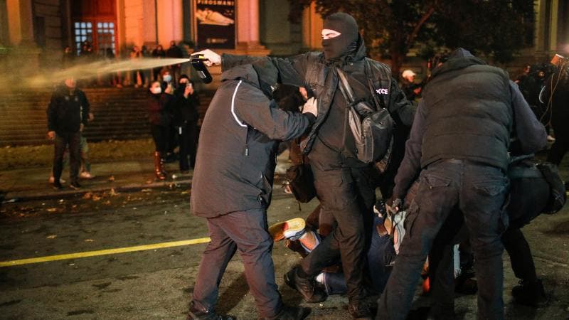 დაჩქარებულმა და აგრესიულმა ავტოკრატიზაციის პროცესმა 2025-ში შემაშფოთებელი ფორმები მიიღო – SJC