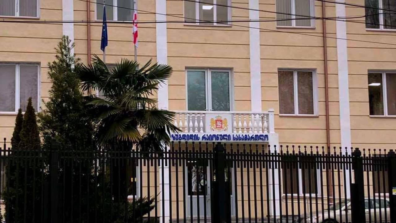 პროკურატურა: პატიმრობა შეეფარდა მამა-შვილს, რომლებმაც ქალზე – რძალზე და ცოლზე იძალადეს