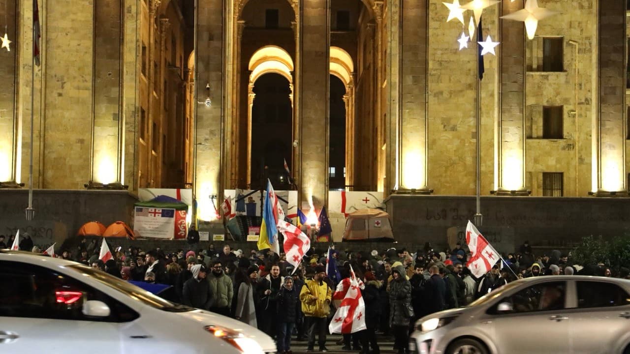 პროტესტის შეზღუდვა: როგორ კრძალავს „ოცნება“ ტროტუარზე დგომასაც კი