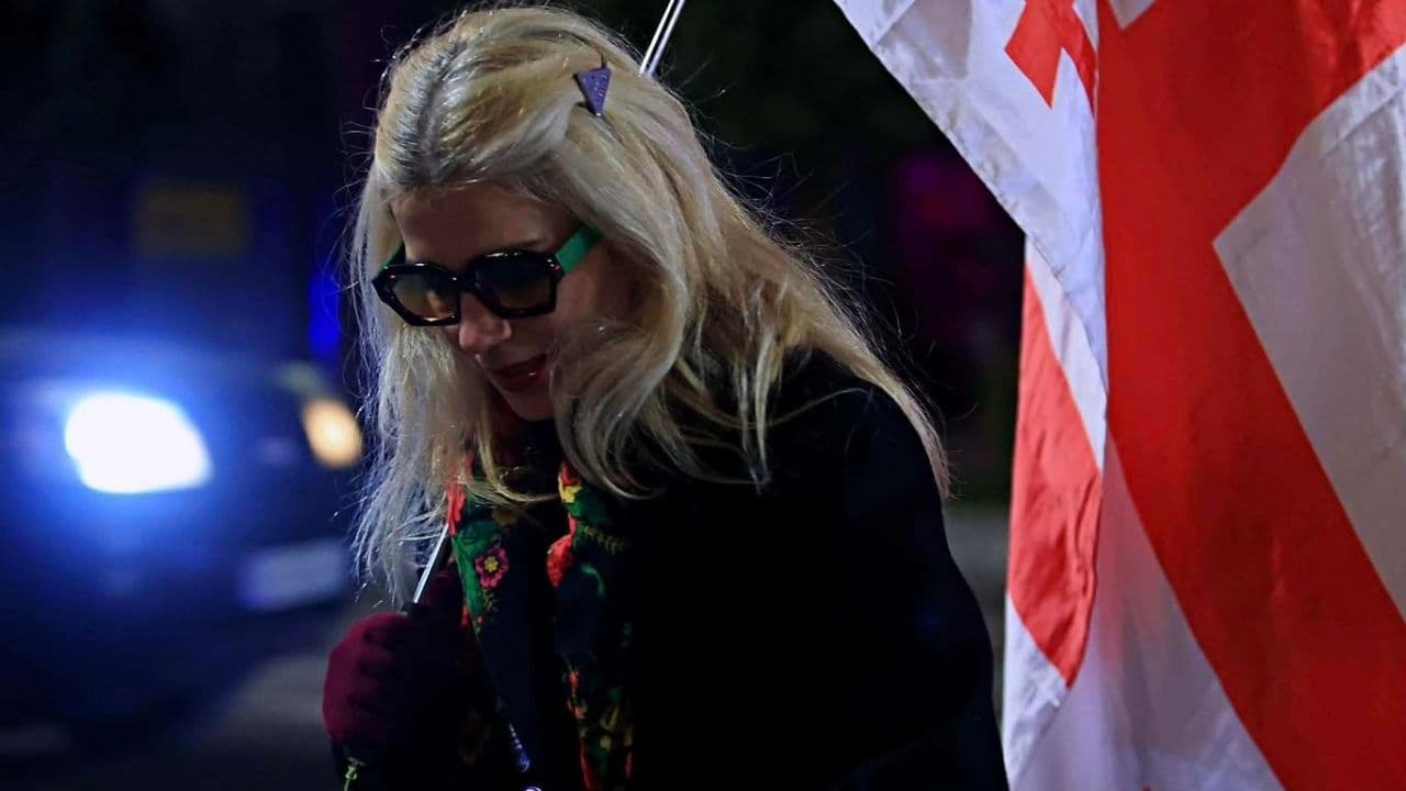 3 შვილის დედას ტროტუარზე დგომის გამო უპირებენ სისხლით დაჭერას – ადვოკატი