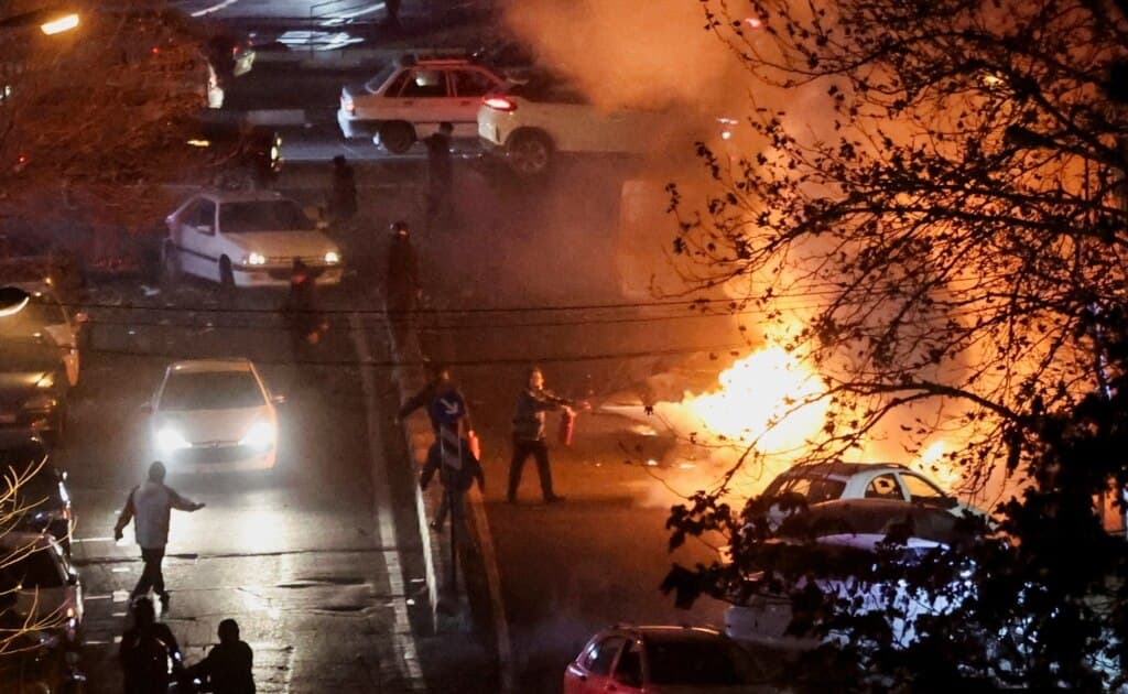 აშშ-მა თავის მოქალაქეებს მოუწოდა დაუყოვნებლივ დატოვონ ირანი
