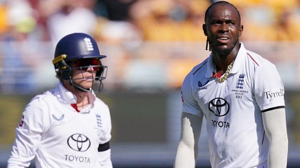 Hayden criticises Archer for bringing a pillow to Gabba