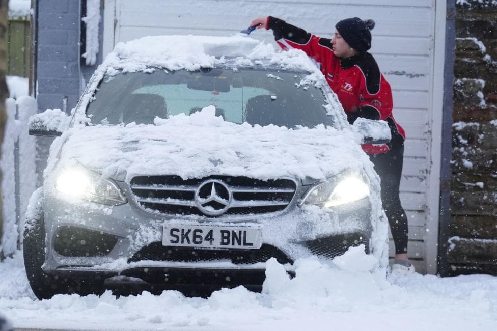 'Do not use boiling water': What’s the best way to de-ice your car windscreen?