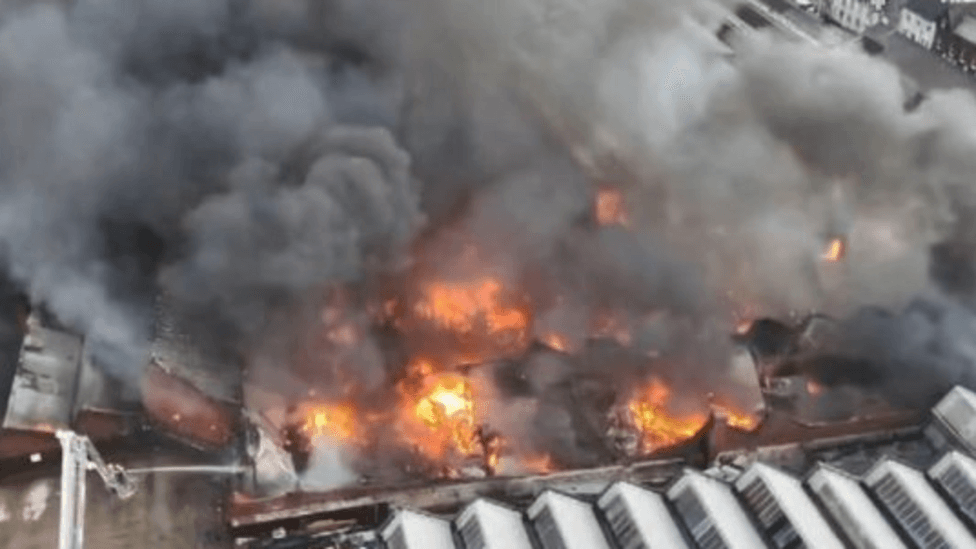 Air quality alert over huge factory fire in city