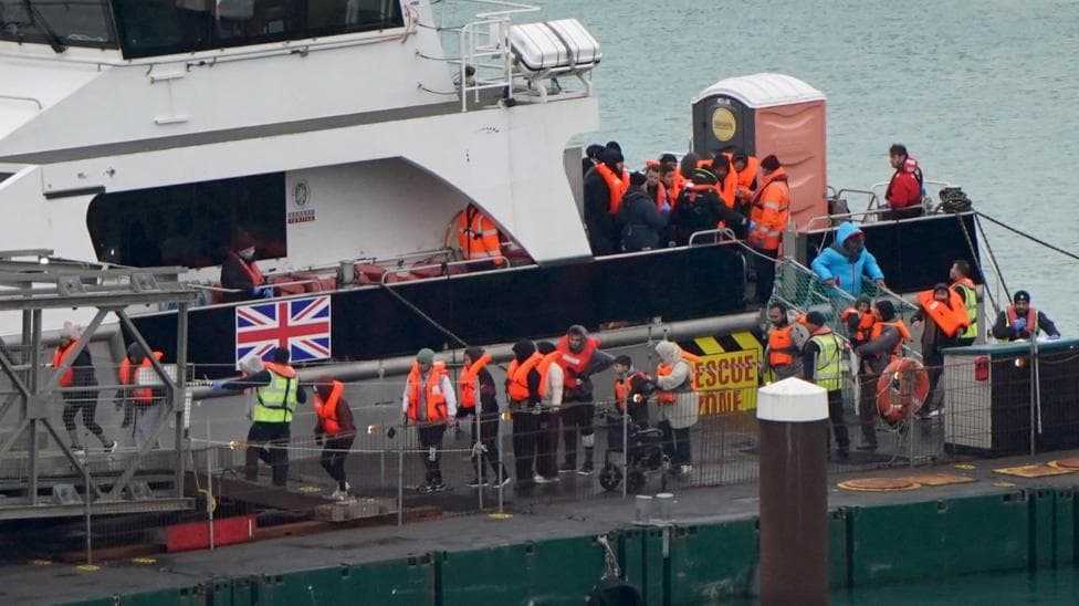 More than 800 migrants cross Channel in December record
