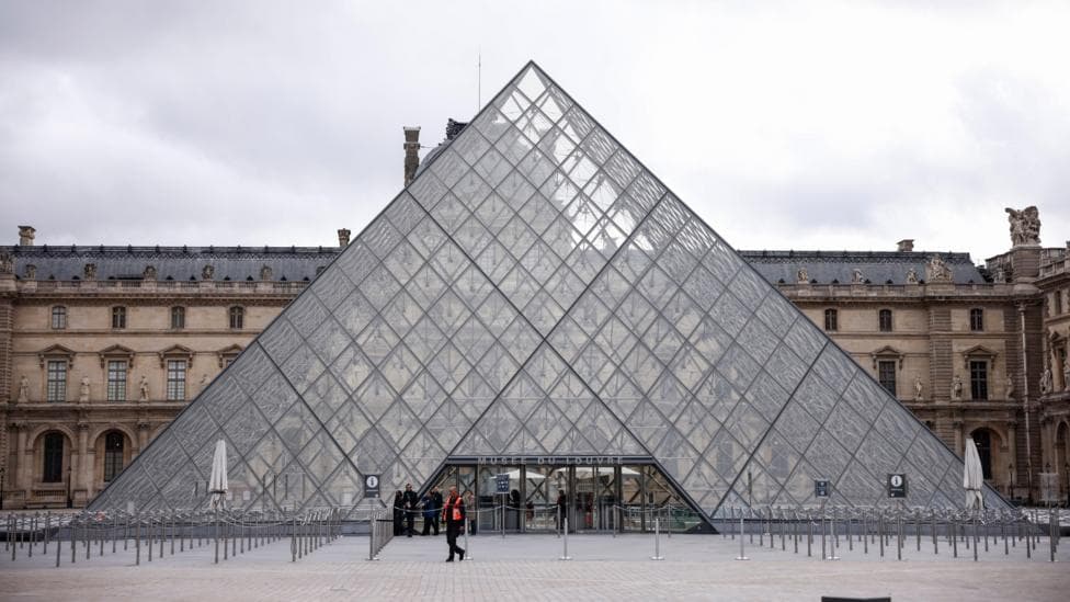 Water leak in Louvre damages hundreds of books