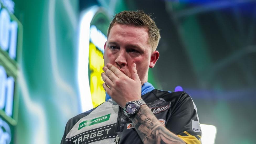 Dobey dumped out by Gilding as Bunting progresses