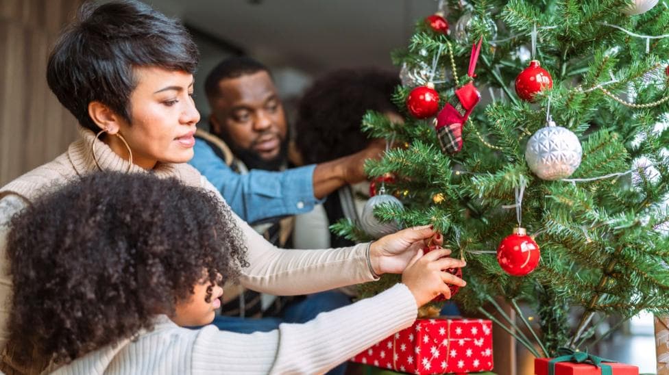 How to decorate your Christmas tree to create joy