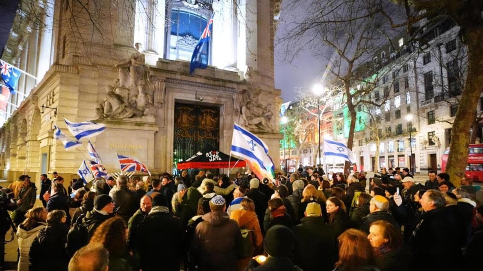 UK vigil remembers Bondi victims as police step up security in Jewish communities